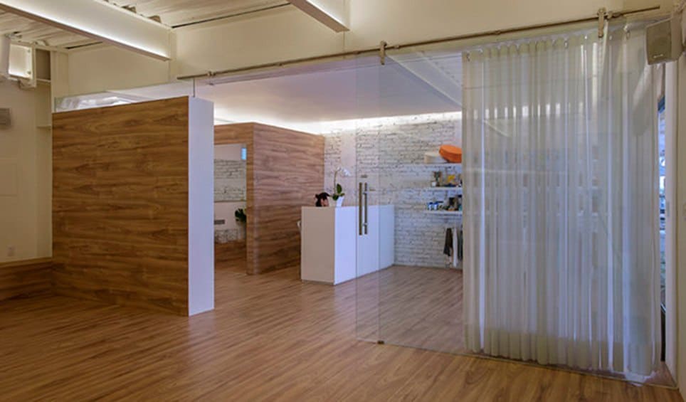 Recepción del estudio con detalles en madera