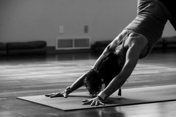 Grupo pequeño en clase de yoga Vinyasa