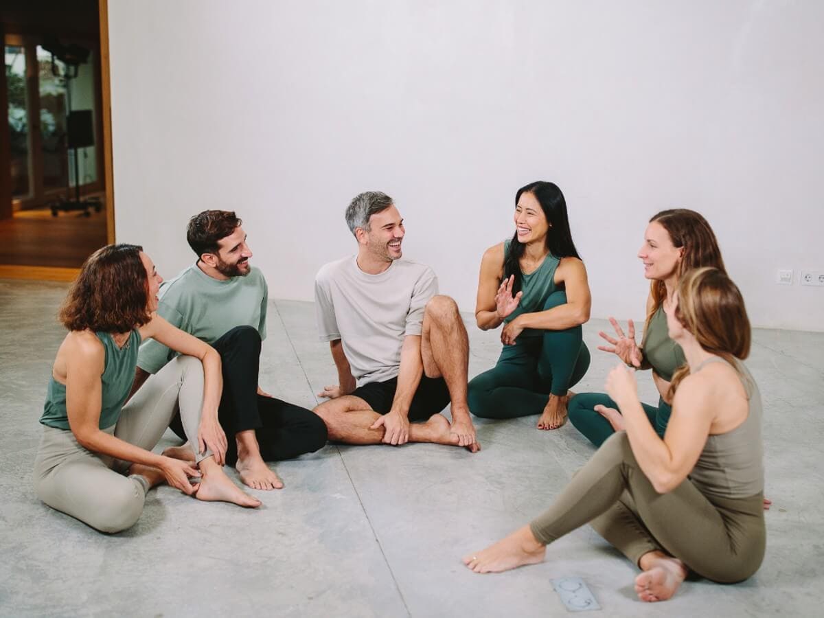Grupo sonriente al finalizar una clase grupal